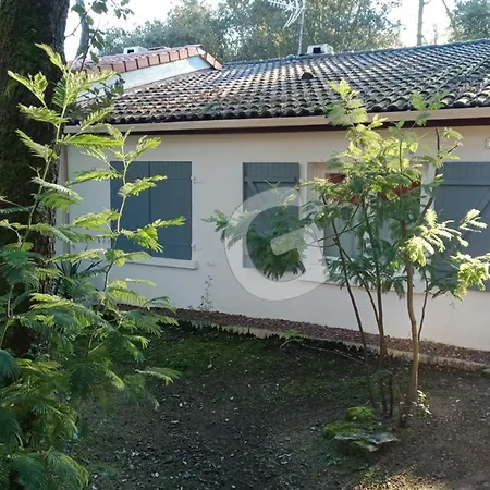 Holiday home Pavillon 4 Pers Au Coeur D'un Parc A - Fr-1-194-425